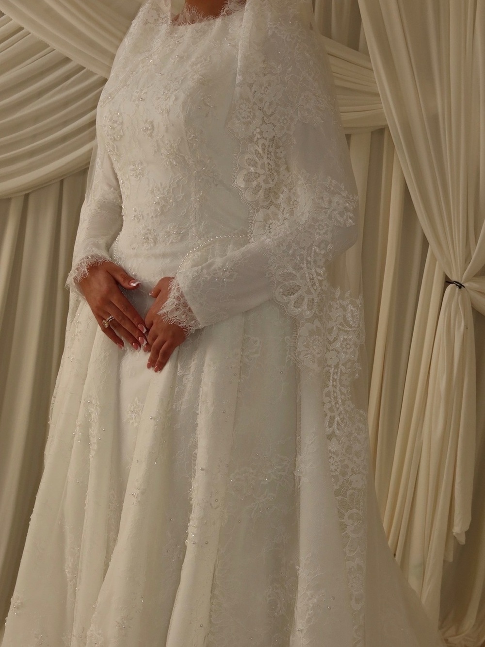 Timeless White Lace Long-Sleeve Wedding Dress